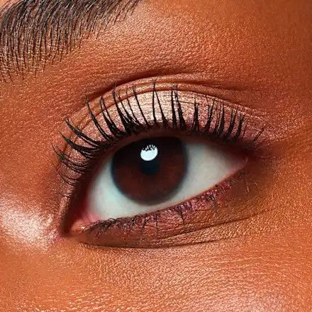 Catrice Metallic Spark 010 appliqué – regard métallisé sur peau foncée